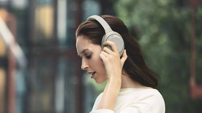 Wanita menggunakan headset